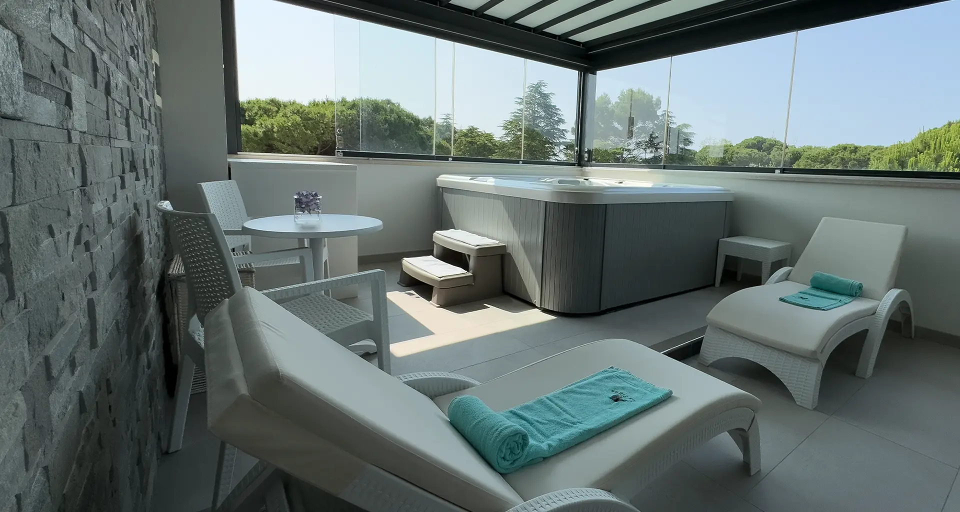 Area relax con vasca idromassaggio Lignano Sabbiadoro vacanze